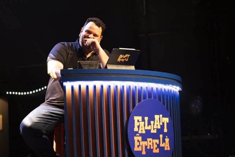 Le spectacle Fallait être là, animé par Philippe Laprise, aura une représentation le mercredi 28 janvier dans la salle André-Mathieu de Laval. (Photo gracieuseté – Philippe Laprise)