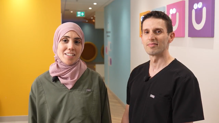 Le couple de médecins Farid Amer-Ouali et Tasnim Alami-Laroussi qui ont fondé la clinique Sourires Solidaires. (Photo gracieuseté)