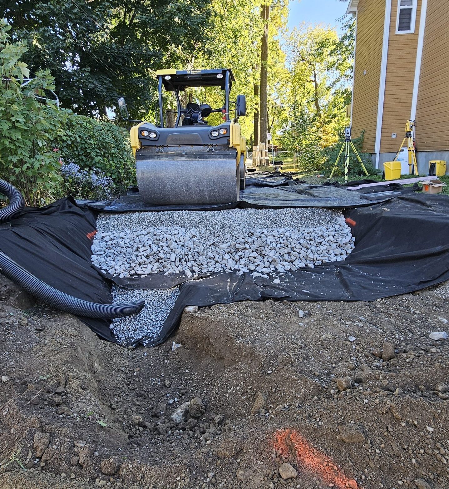 On voit ici les différentes strates composées de matériaux filtrants et de gravier permet à l’eau de pluie de s’infiltrer rapidement. (Photo gracieuseté – Ville de Laval)