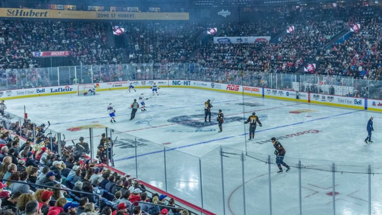 Le match entre le Rocket de Laval et le Moose du Manitoba a été interrompu au moment où le personnel médical présent sur place tentait diverses manœuvres médicales auprès du partisan victime d'un malaise. (Photo 2M.Media - Archives)