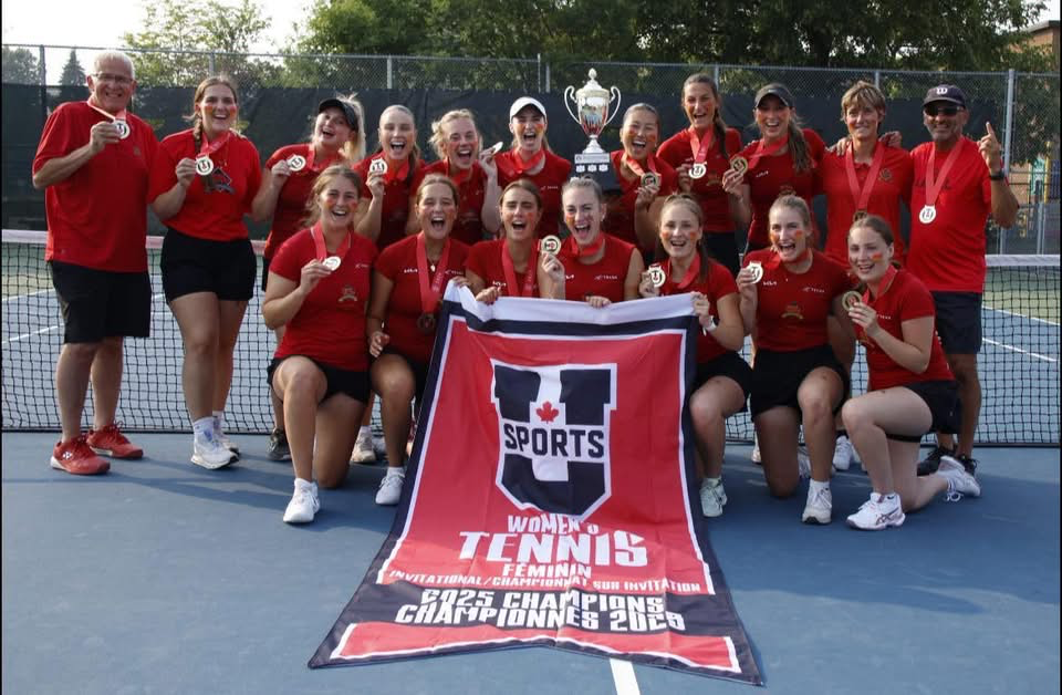 L'équipe féminine du Rouge et Or de l'Université Laval qui a remporté le Championnat universitaire canadien de tennis 2025 qui se déroulait au parc Saint-Victor. (Photo gracieuseté)
