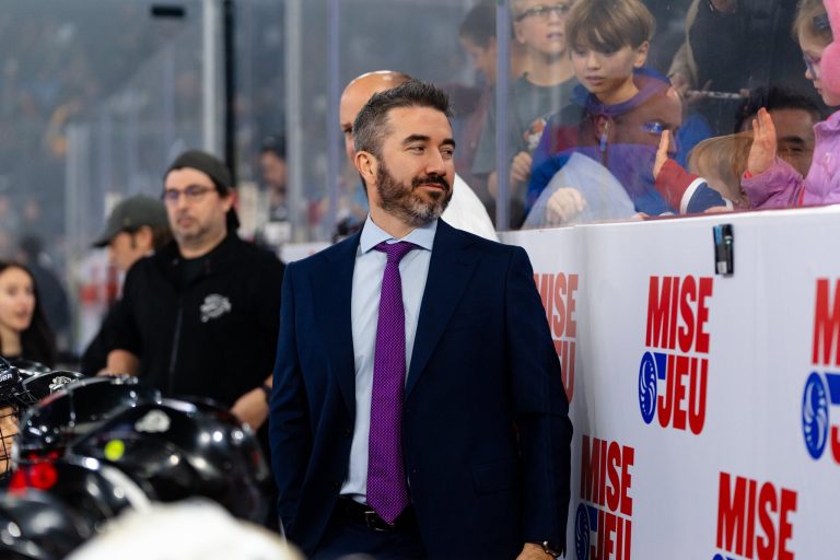 Marco Marciano derrière le banc du Rocket de Laval. (Photo gracieuseté - Compte X du Rocket de Laval)