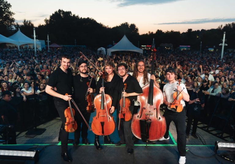 Quand le rock se fait cordes: Wooden Shapes veut électriser Laval La formation Wooden Shapes regroupe six musiciens de formation classique aux amours musicales taillées dans le… rock. (Photo gracieuseté - Joana)