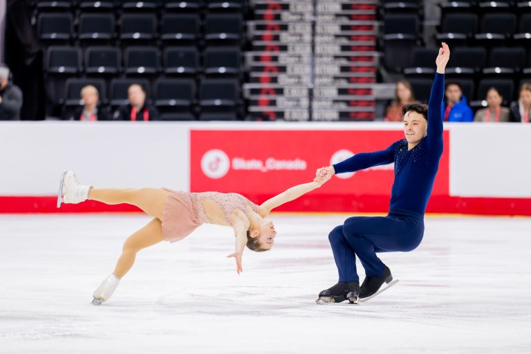 Julia Quattrocchi et Étienne Lacasse lors des Championnats canadiens juniors 2026. (Photo gracieuseté – Danielle Earl / Patinage Canada)