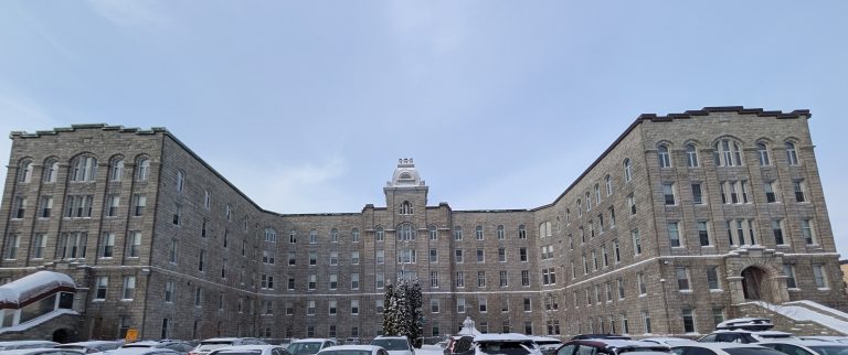 L’actuel bâtiment du Centre jeunesse de Laval est un ancien couvent où des religieuses du Bon-Pasteur sont soupçonnées d’avoir jadis abusé sexuellement de jeunes femmes et filles qui y étaient élèves ou pensionnaires. (Photo 2M.Media – Nicholas Pereira)