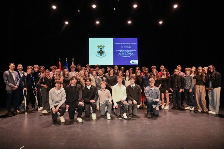 Tous les athlètes, artistes et entraîneurs lavallois honorés par la Ville de Laval à l'occasion d'une cérémonie de reconnaissance tenue, le 8 janvier, à la Maison des arts de Laval. Pour l'occasion, ceux-ci ont signé le livre d'or de la Ville en présence de Christine Poirier, conseillère de Pont-Viau et responsable des Services de proximité au comité exécutif. (Photo gracieuseté - Martin Alarie)