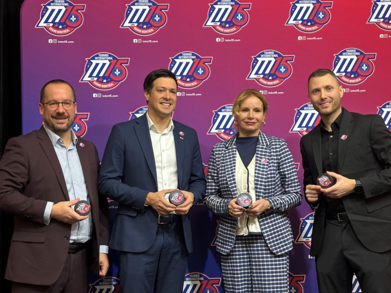 Sur la photo: Martin Lavallée, président du C.A. de l’événement, Stéphane Boyer, maire de Laval, Valérie Schmaltz, députée de Vimont et Frédéric Chabot, fondateur et directeur général du Tournoi international M15 du Grand Montréal. (Photo 2M.Media)