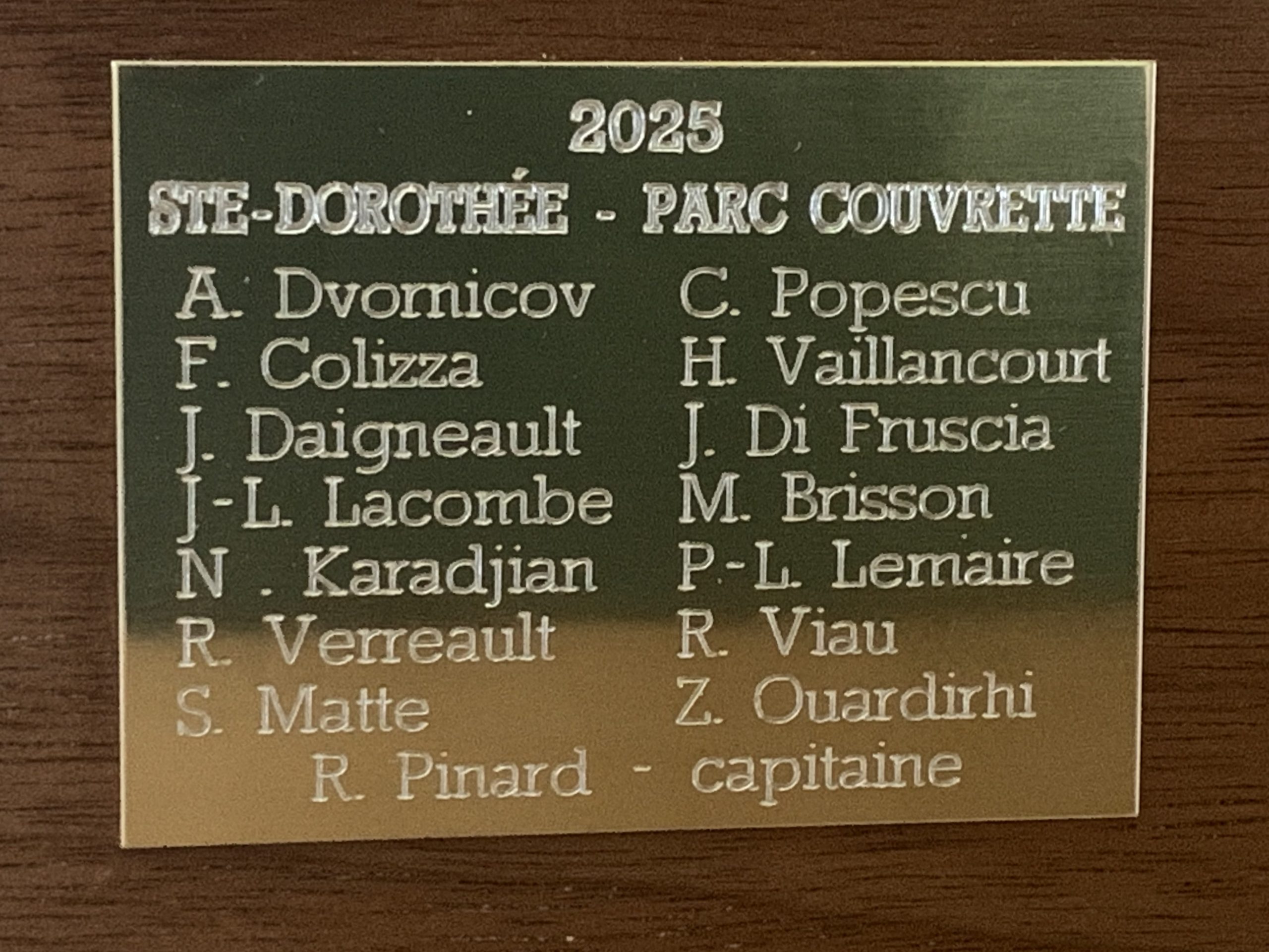 Les noms de tous ceux ayant joué au moins un match avec l'équipe de Sainte-Dorothée se retrouvent sur le trophée de championnat. (Photo gracieuseté)