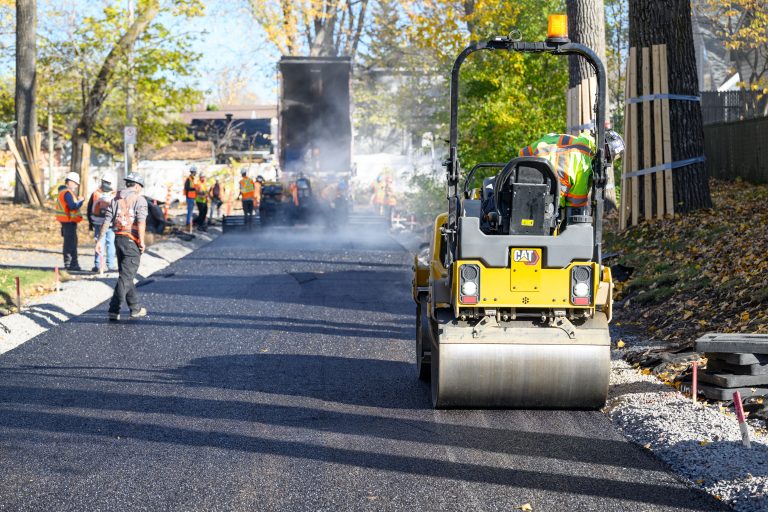 Le pavage perméable de la rue Leclair a été réalisé à l’automne 2025. Les travaux ont été pensés pour préserver les arbres matures de l’endroit malgré l’espace restreint. (Photo gracieuseté – Vincent Girard)