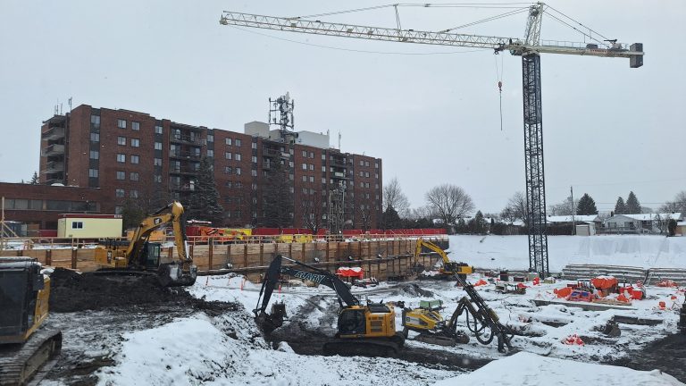 Quand le bâtiment va, tout va, comme le veut l’aphorisme. Cette photo prise le 12 janvier dernier illustre le chantier des 271 logements en bordure du boulevard des Laurentides dans Pont-Viau. Un investissement avoisinant les 100 M$.