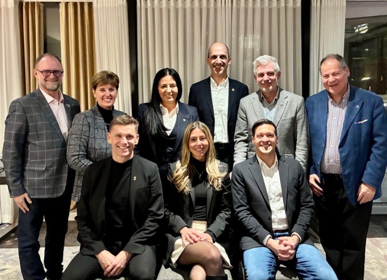 Stéphane Boyer, vice-président du Caucus des grandes villes La nouvelle présidente du Caucus des grandes villes de l’UMQ et mairesse de Gatineau, Maude Marquis-Bissonnette, flanquée de Bruno Marchand, maire de Québec, et Stéphane Boyer, maire de Laval. À l’arrière, Éric Latour, maire de Saint-Jean-sur-Richelieu, Marie-Claude Bibeau, mairesse de Sherbrooke, Soraya Martinez Ferrada, mairesse de Montréal, Steven Blaney, maire de Lévis, Luc Boivin, maire de Saguenay, et Jean-François Aubin, maire de Trois-Rivières. Absents sur la photo, Catherine Fournier, mairesse de Longueuil, Mathieu Traversy, maire de Terrebonne, Mélissa Coulombe-Leduc, membre du comité exécutif de la Ville de Québec, et Carole St-Denis, conseillère de Champfleury, à Laval, complètent les rangs du Caucus des grandes villes.