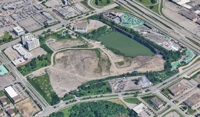 Le Carré Laval est délimité par le quadrilatère formé de l’autoroute 15 et des boulevards du Souvenir, Daniel-Johnson et Saint-Martin.