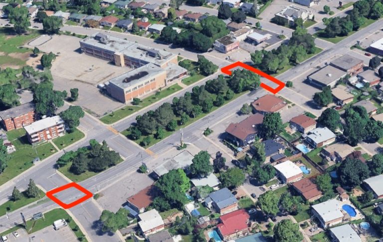 Tronçon du boulevard de la Concorde Est où s’implanteront ce printemps des feux de circulation à l’intersection du chemin de la Normandie (à gauche sur la photo) et du chemin de la Lorraine (à droite). Prendre note qu’il ne sera plus possible de traverser le boulevard à partir du chemin de la Normandie qui borde le mail commercial au sud, alors que la Ville procédera à la fermeture du terre-plein à cette hauteur.