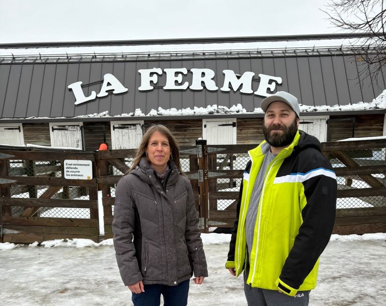 Isabelle Piché, conseillère municipale d’Action Laval, et Dennis Fiévèt, citoyen à l’origine de la pétition qui a récolté à ce jour près de 18 000 signatures pour le maintien de la fermette du Centre de la nature.