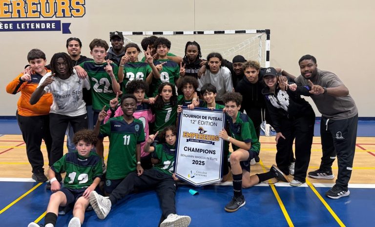Les Torrents de la Croisée avec la bannière de champions du tournoi tenu au Collège Letendre. (Photo gracieuseté)