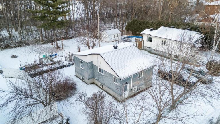 12 maisons en vente à moins de 400 000$ à Laval Cette maison en vente est située au 14, rue Giguère, à Laval. (Capture d'écran - Centris)