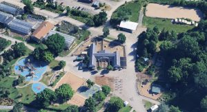 Construit au début des années 1970, le bâtiment de la fermette au Centre de la nature est à la fin de sa vie utile et sa reconstruction en conformité avec les normes actuelles nécessiterait un investissement de l’ordre de 15 M$, d’où la «décision difficile» de tirer un trait sur cette installation, a indiqué l’administration du maire Stéphane Boyer.