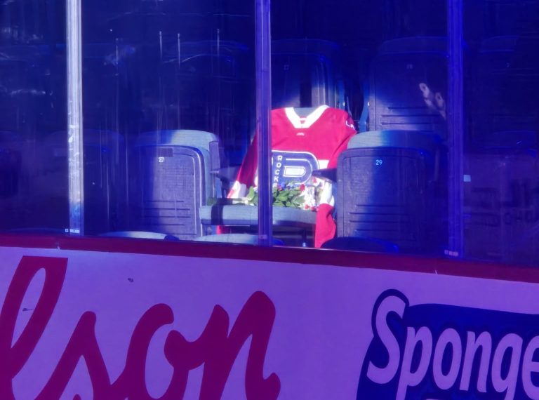 Le Rocket de Laval a rendu hommage à Michel Pelletier, partisan de l'équipe décédé lors du match du 17 janvier, en décorant son siège à l'aide d'un gilet et de fleurs. (Photo gracieuseté - Sandrine Gendron)