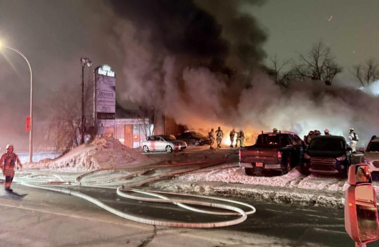 Incendie ayant touché le centre de service automobile qui est situé au 3153, boulevard Lévesque Ouest, à Chomedey. (Photo gracieuseté - Association des pompiers de Laval)