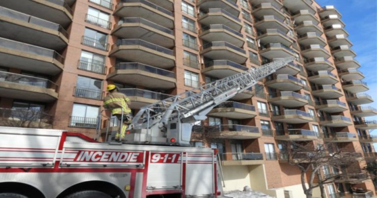 Les pompiers de Laval ont maîtrisé cet autre feu initié dans une cuisine en une trentaine de minutes seulement après qu’un citoyen se soit blessé en tentant son extinction, boulevard Lévesque Est, à Duvernay. (Photo gracieuseté)