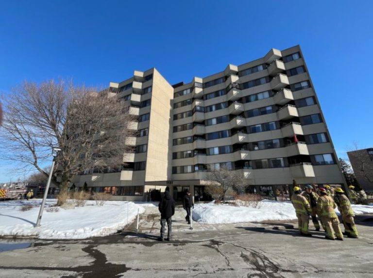 Les pompiers de Laval n’ont pris qu’une trentaine de minutes pour maîtriser ce feu ayant début sur la toiture d’une tour de logements du côté de Chomedey, à Laval. (Photo gracieuseté)