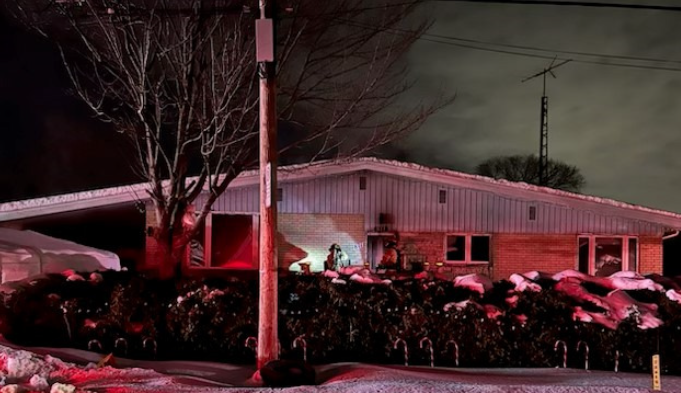Les pompiers de Laval ont maîtrisé ce feu accidentel survenu 2e Avenue, à Fabreville, en une trentaine de minutes. (Photo gracieuseté)