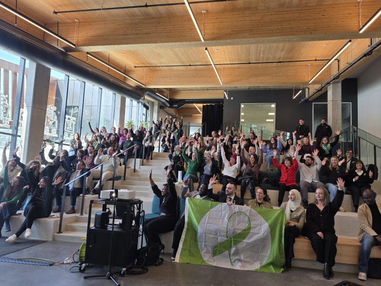 C’est un départ pour les Journées de la persévérance scolaire de Laval Des dizaines de représentant.e.s des milieux scolaire, communautaire, politique et de la santé et des services sociaux ont participé au lancement des Journées de la persévérance scolaire. (Photo 2M.Media – Corinne Prince)