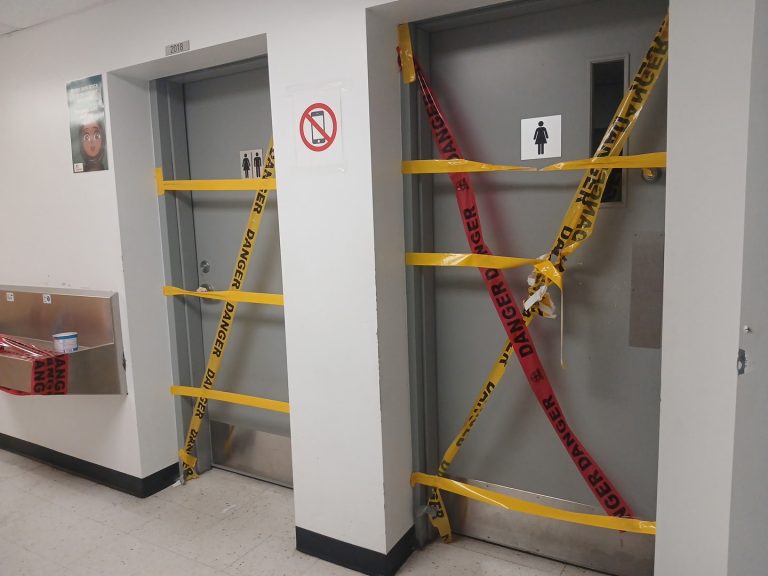 Les salles de bain des modulaires de l’école Saint-Martin sont condamnées depuis l’automne 2025. (Photo gracieuseté)