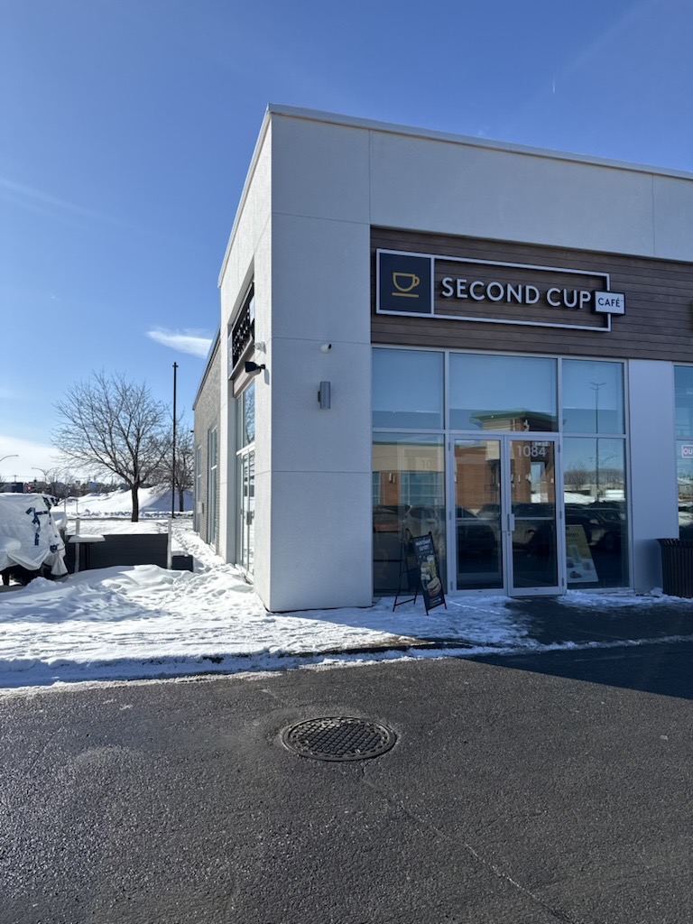 Le Second Cup Café de Sainte-Dorothée est établi dans le Méga-Centre Notre-Dame en bordure de l’autoroute 13. (Photo gracieuseté)