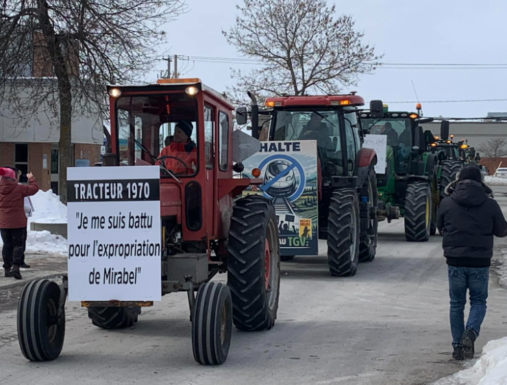 Manifestation contre le TGV Québec-Toronto à Mirabel Deux convois de plusieurs dizaines de tracteurs dans les rues de Mirabel, prise par Laurent Larose.