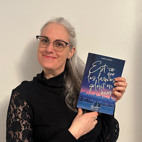 Gabie Demers avec son livre, Est-ce que les larmes gèlent en Hiver?(Photo gracieuseté)