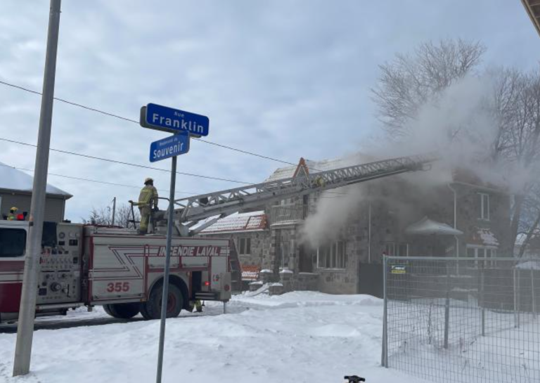 Le bâtiment résidentiel inhabité, situé sur le chemin du Souvenir, à Chomedey, qui a été la proie des flammes le vendredi 30 janvier. (Photo gracieuseté)