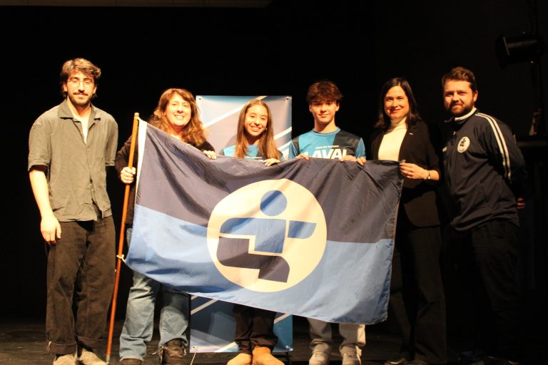 Les porte-drapeaux Mia Carvalho et Félix Beauregard entourés de Matisse Julien, ex-médaillé des Jeux du Québec, Geneviève Cossette, directrice générale de Sports Laval, Christine Poirier, conseillère municipale de Pont-Viau, et Mickaël Lapointe, chef de mission pour la délégation lavalloise. (Photo gracieuseté)