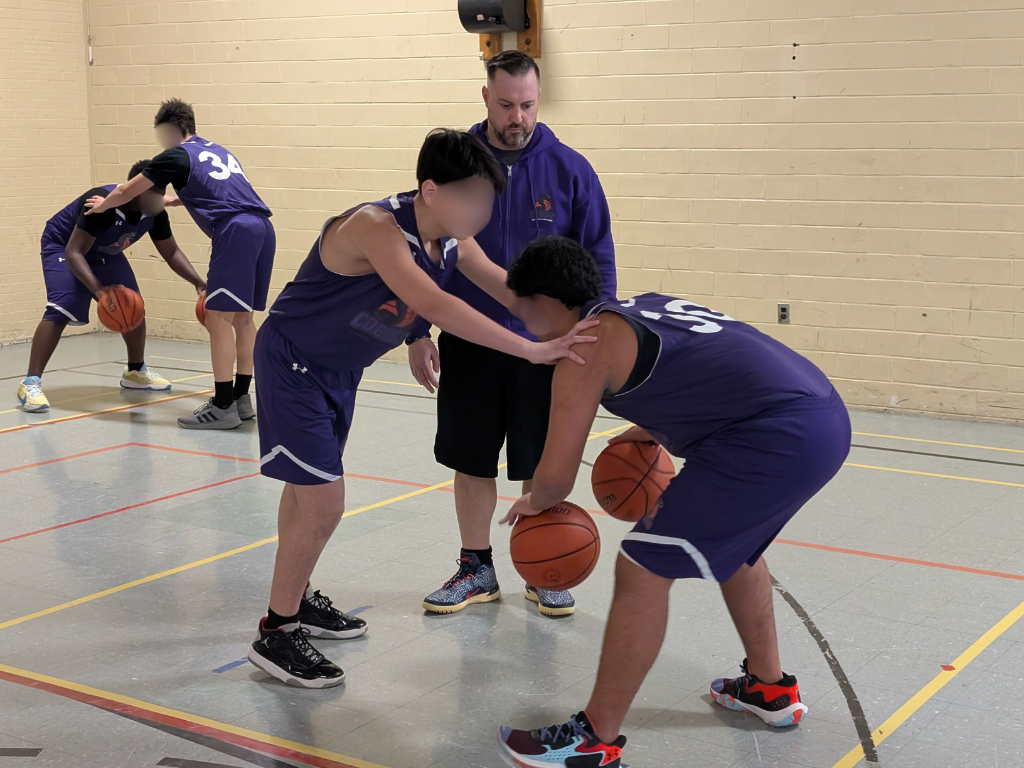 Le policier du Service de police de Laval Marc-Alexandre Pelletier s'implique comme entraîneur avec des Cobras de l'école de la Mosaïque. (Photo 2M.Media - Nicholas Pereira)