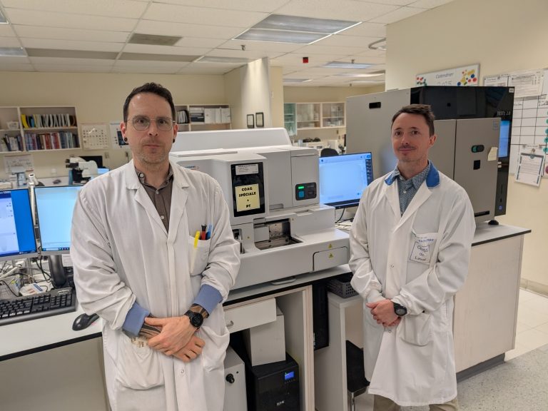 Laval première à automatiser de l’agrégation plaquettaire Yannick Guillemette et Maxim Périard-Séguib devant l’appareil qui permet d’automatiser l’agrégation plaquettaire. (Photo 2M.Media – Nicholas Pereira)