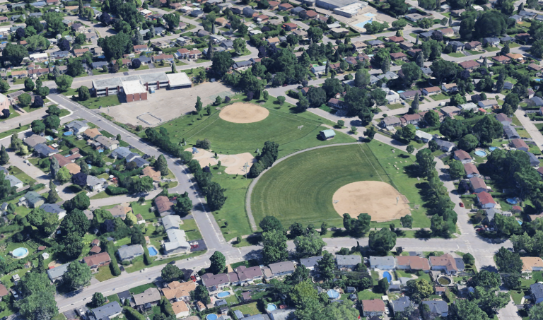 Le parc Pépin est l’un des six pôles d’activités lavallois qui incluent au moins deux terrains de baseball et nécessitent des aménagements connexes, comme un chalet d’accueil et de l’espace d’entreposage, afin d’y concentrer un maximum d’activités. (Capture d’écran – Google Earth)