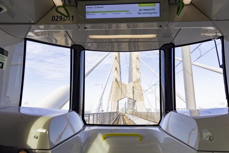 Pour qui ne veut pas se coucher et festoyer, le REM sera en service pour l’événement annuel Nuit blanche 2026 du samedi 28 février au dimanche 1er mars sur l’ensemble de son réseau après une fermeture hâtive le vendredi 27 février. (Photo gracieuseté – Pulsar)