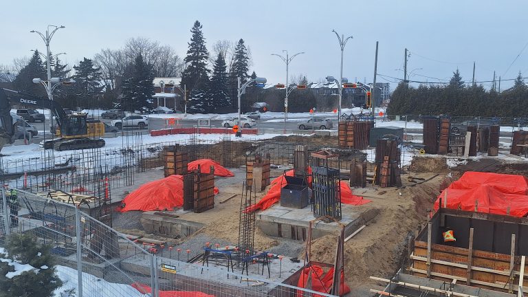 Ce chantier se trouve à l’angle sud-est des boulevards Saint-Elzéar et Chomedey à l’extrémité du stationnement du poste de police de Laval dans le secteur Chomedey.
