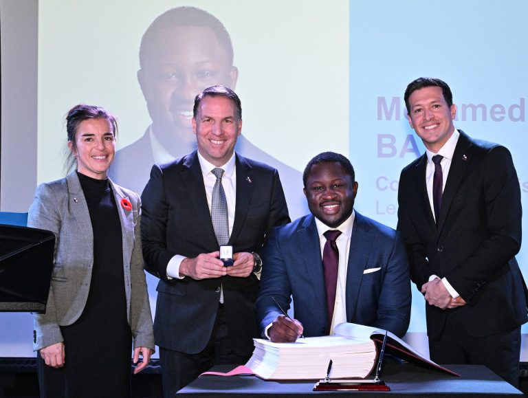 Mohamed Bâ lors de son assermentation suivant son élection en novembre dernier. Le conseiller municipal est entouré de la greffière, Me Marie-Christine Lefebvre, du directeur général de la Ville, Benoît Collette, et du maire Stéphane Boyer.