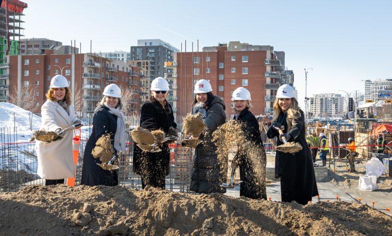 Six femmes ont procédé à la traditionnelle «première pelletée de terre» du chantier entamé en début d’année à l’angle des boulevard Saint-Elzéar et Chomedey, qui créera 100 logements pour personnes âgées autonomes à faible revenu. De gauche à droite: Danielle Lavoie, présidente du conseil d’administration de l’Office municipal d’habitation de Laval, Caroline Sauriol, PDG de Mission Unitaînés, Madeleine Chenette, députée fédérale de Thérèse-De Blainville, Céline Haytayan, députée provinciale de Laval-des-Rapides, Caroline Proulx, ministre responsable de l’Habitation, et Sandra El-Helou, conseillère municipale responsable des dossiers liés à l’habitation et aux aînés à Laval.