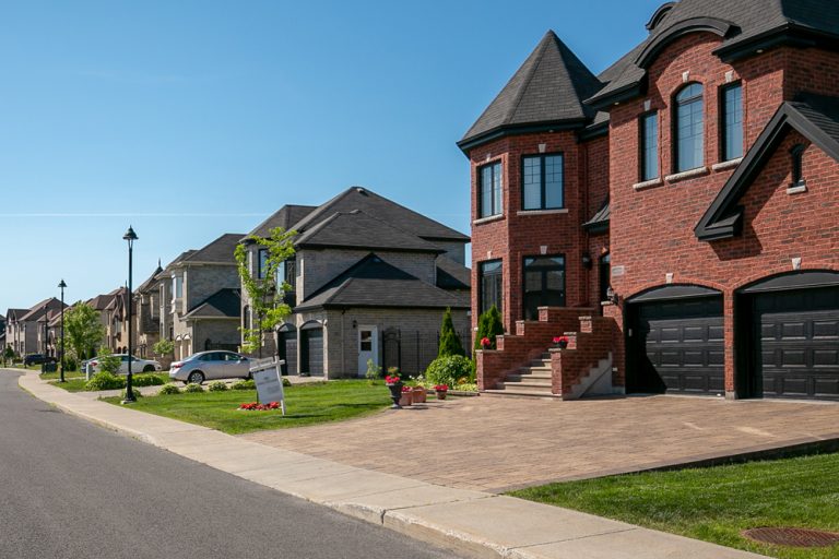 En 2026, les nouveaux propriétaires d’une maison unifamiliale de valeur moyenne à Laval doivent acquitter une taxe de bienvenue au montant de 9323 dollars. Suivant l’envoi du compte par la Municipalité, ils disposent de 30 jours pour le faire.