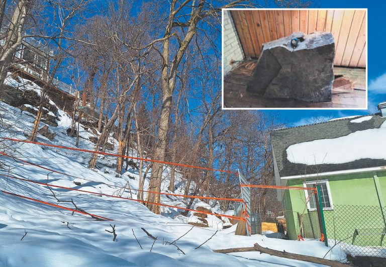 Derrière cette maison située au 17, avenue Bellevue, en contrebas du boulevard Lévesque, le talus culmine à une hauteur de 56 pieds. En mortaise, le bloc rocheux d’environ 3000 livres qui s'est détaché de la falaise pour atterrir sur la terrasse du 23, avenue Bellevue, le 18 juillet dernier.