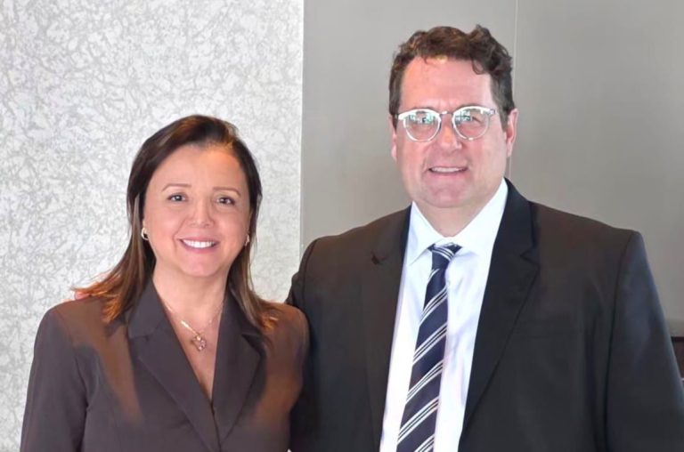 La députée caquiste de Fabre, Alice Abou-Khalil, en présence de Bernard Drainville dont elle appuie la candidature dans la présente course à la direction de la Coalition avenir Québec.