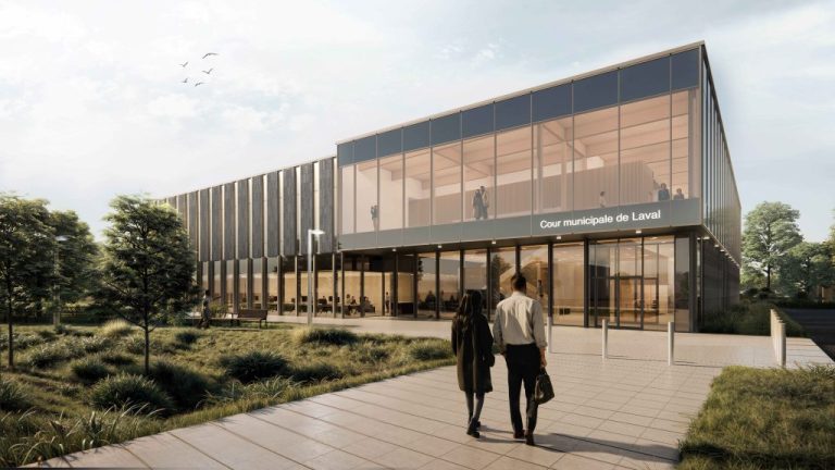 Une oeuvre d’art public signée Julie Roch-Cuerrier dominera le parvis de la cour municipale actuellement en chantier sur le terrain du 1, place du Souvenir. Incidemment, le design architectural du bâtiment en devenir est fortement inspiré de celui de l’hôtel de ville qu’il voisinera dès le printemps 2027.
