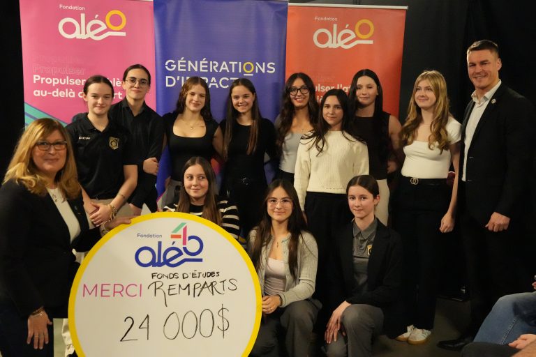 11 des 13 hockeyeuses-étudiantes récipiendaires d'une bourse en compagnie de Patricia Demers, directrice générale de la Fondation Aléo, et de Tommy Castonguay, vice-président aux opérations des Remparts de Québec. (Photo gracieuseté)