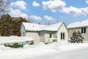 Maison située au 1223, rue Prévert, à Laval-Ouest, qui est actuellement en vente à 259 000$. (Capture d'écran - Centris)