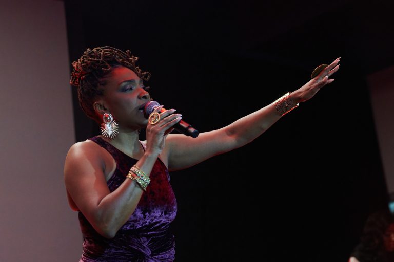 Tribùt est une expérience immersive et éducative qui fait découvrir l’histoire et les héritages des communautés noires à travers des performances artistiques, des projections multimédias et la narration. (Photo gracieuseté)