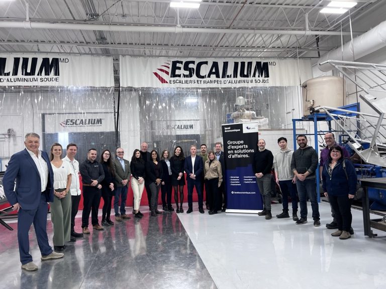 Rencontre entre les dirigeants de l'entreprise Bell Aluminium, les organismes qui ont investi dans le projet et aux secteurs manufacturiers de l'aluminium. (2M.Media - Laurent Larose)