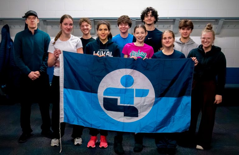 Entourés d'Étienne Carré et Kélian Quevillon, on voit les patineurs de vitesse Flavie Desjardins, Émile D'Aoust, Zabia Petroulakis, Olivier Mainville, Raphaëlle Naud, Guillaume Côté, Karina Greavu, Félix Beauregard qui représentent la délégation de Laval aux Jeux du Québec. (Capture d'écran - Page Facebook du CRCP de Laval / Marc-Antoine Cartier)