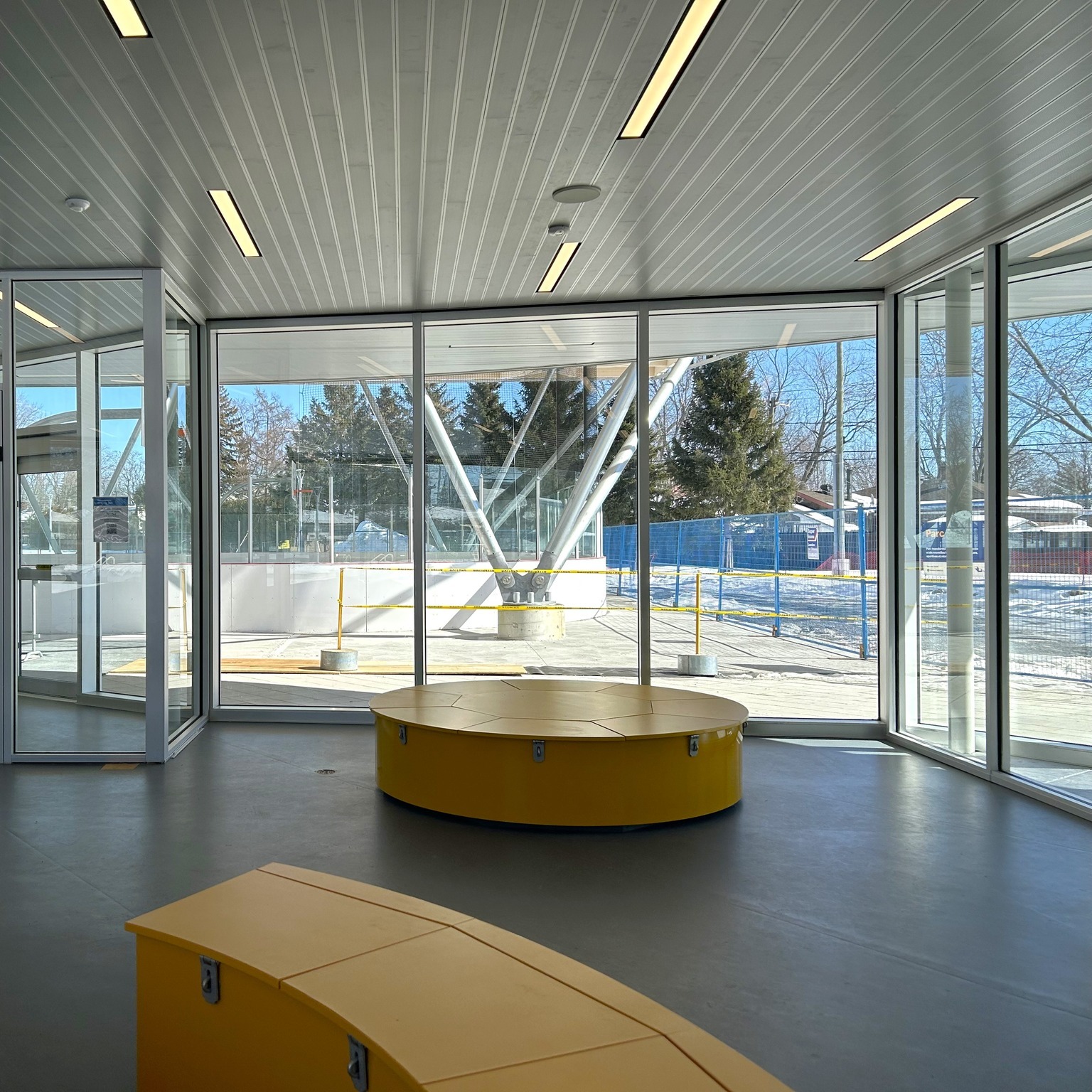 L'intérieur du chalet multifonctionnel situé à proximité de la nouvelle patinoire couverte réfrigérée du parc Pie-X. (Photo gracieuseté - Ville de Laval)